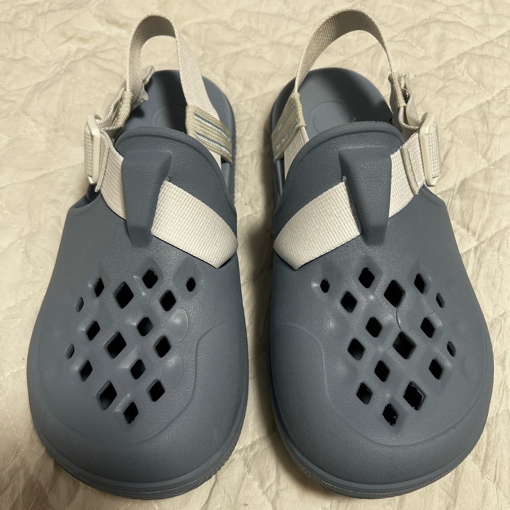 Chaco Chillos Clogs sandals   Water Shoes in blue and white
